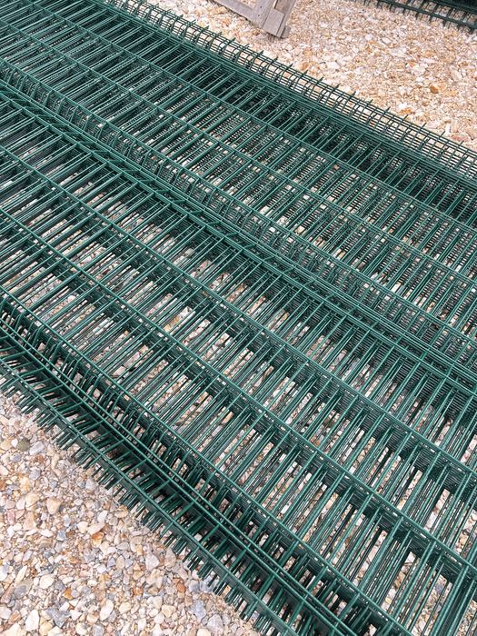 Плетена оградна мрежа, оградни пана и колчета