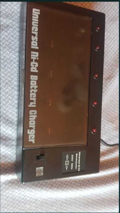 Incarcator Universal de baterii acumulatori Nickel-Cadmium MW398