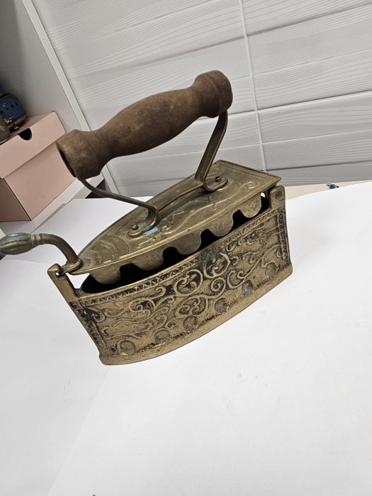 Fier ce călcat din bronz.