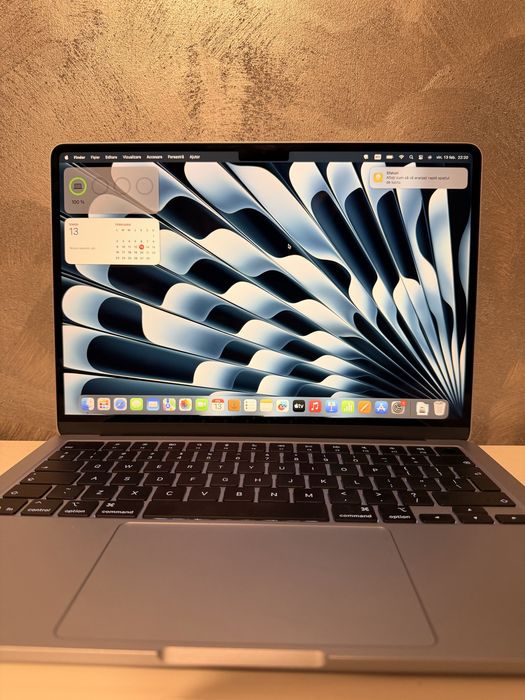 MacBook Air M4 + clablu USB C la display port și Hub cu multe porturi