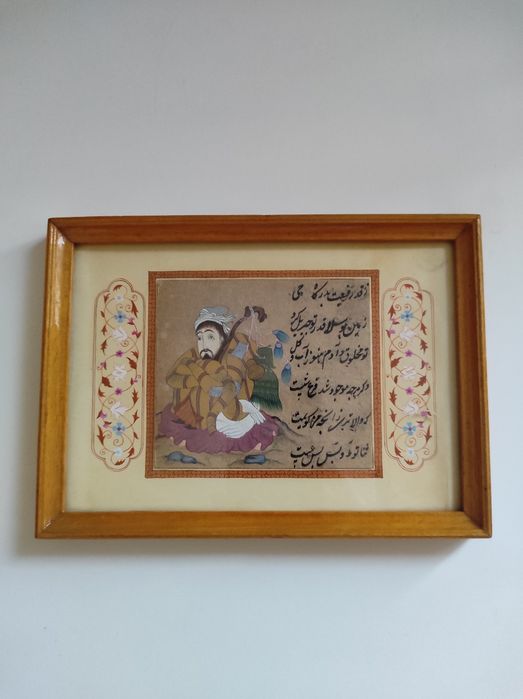 Miniatyura asarlari sotiladi. Yogʻoch ramkaga solingan