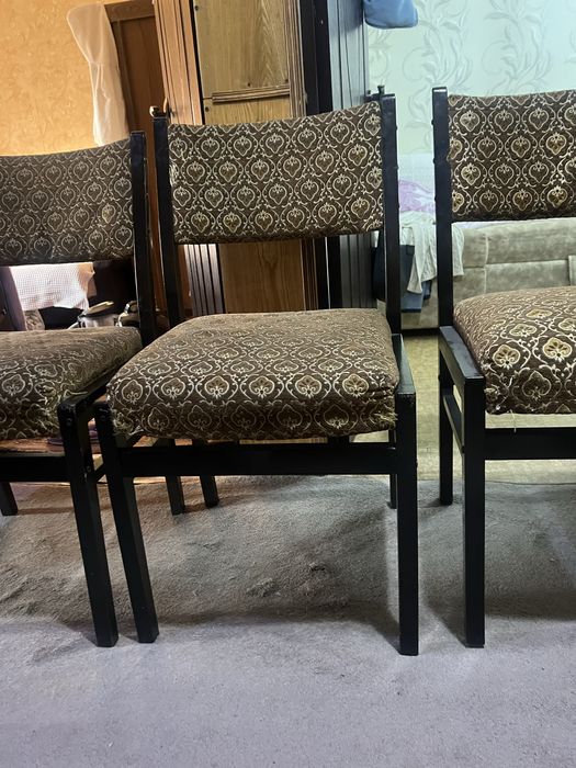 Продаётся диван и стулья