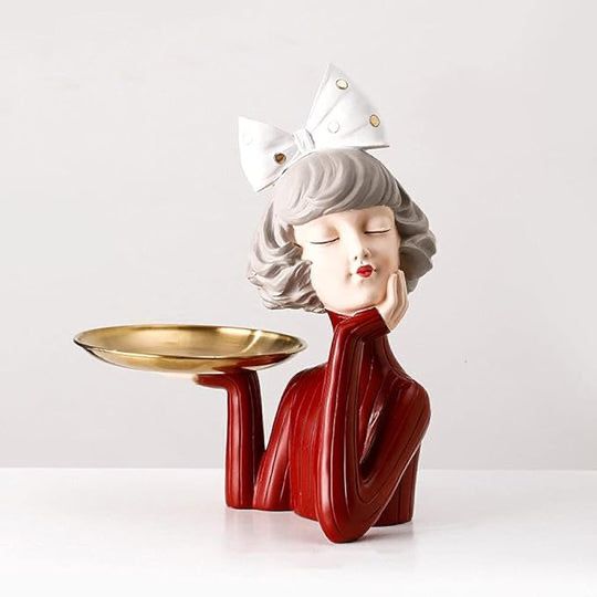 Момиче с табла поднос