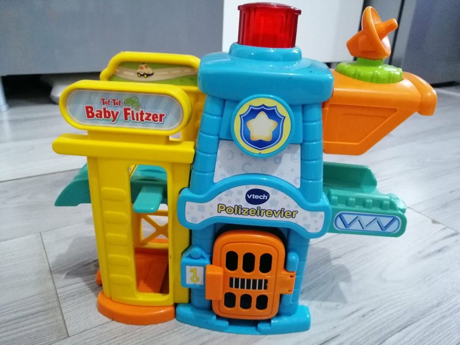 Sectie de politie Vtech jucărie cu lumini garaj rampa limba germana