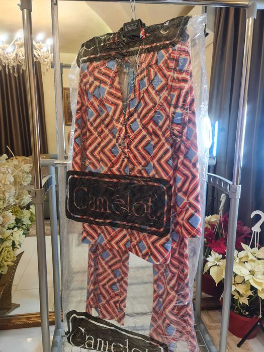 НОВ* Луксозен Костюм от 3 части Camelot
