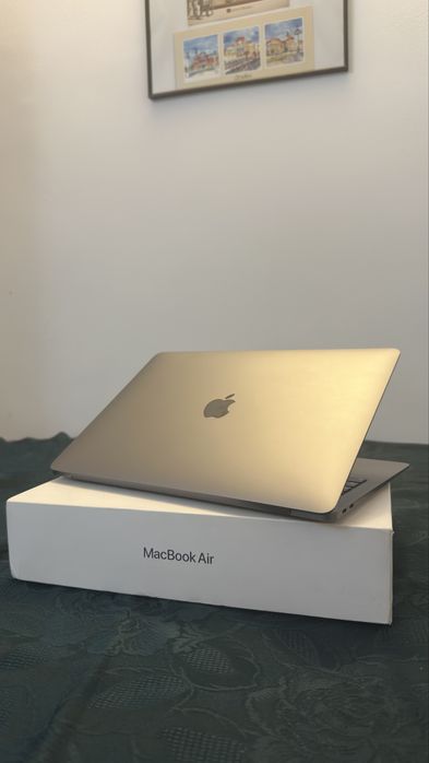 MacBook Air Retina 13” 2020 | i3 | 8GB RAM | 256GB SSD | Stare foarte bună