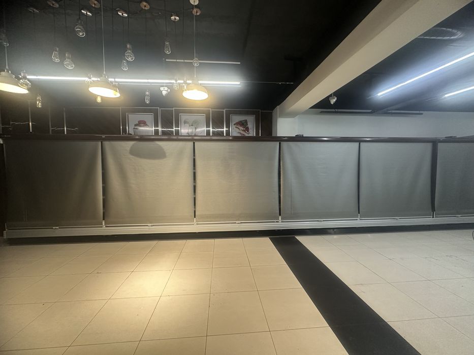 Пристенные холодильные витрины.