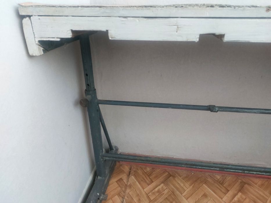 Стол верстак высота регулируется.