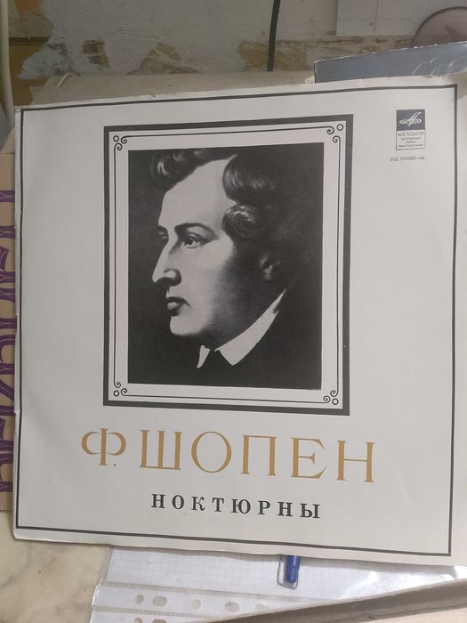 Продается проигрыватель пластинок, с множеством пластинок.