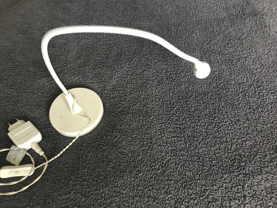 Гъвкава настолна лампа