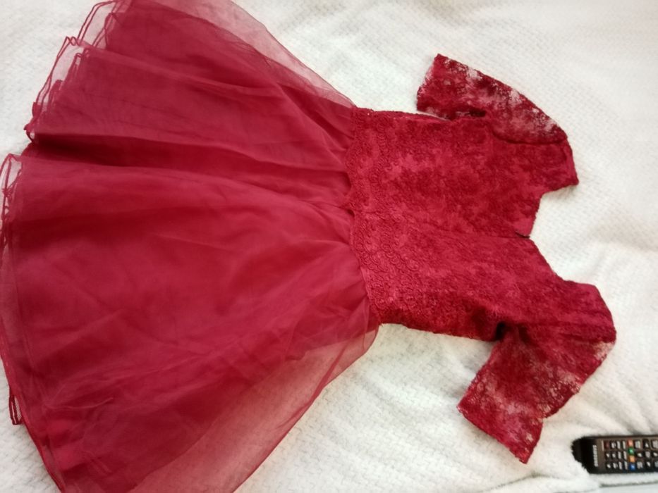 rochii xs din dantela ,paiete ,brocart si tull pret 150 lei lei