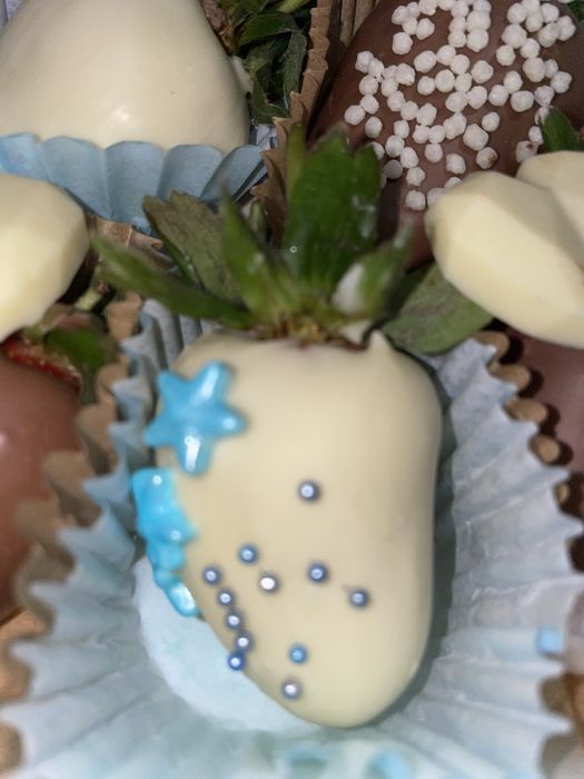 Клубника, финики в шоколаде