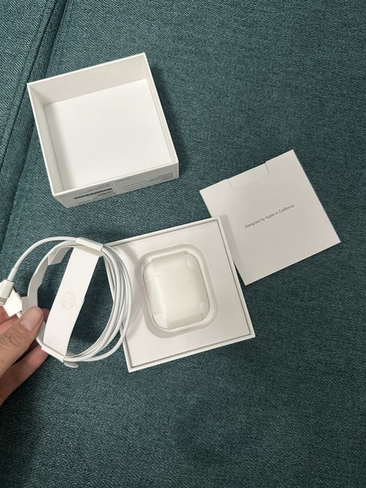 Продам кейс Apple airpods 2