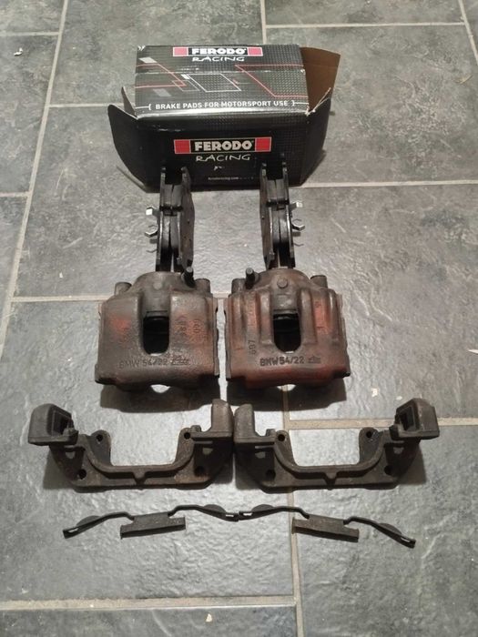 Спирачни апарати от Е46 328i с накладки Ferodo Racing DS3000 НОВИ!