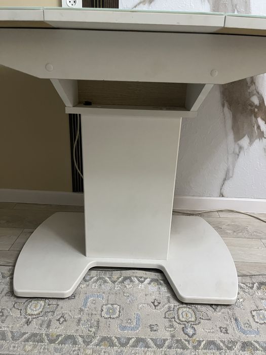 продается красивый кухонный стол