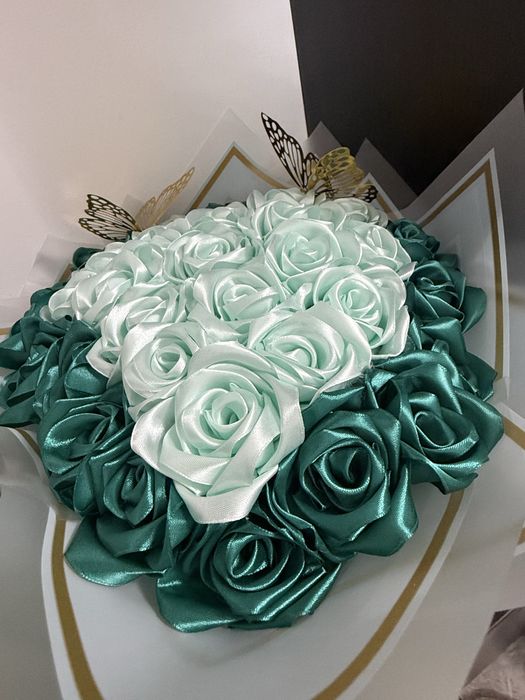 Buchet din satin 39 trandafiri verde smarald cu verde menta