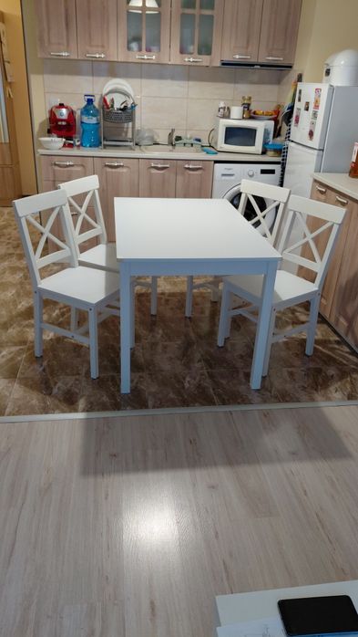 Дървена маса с четери стола.