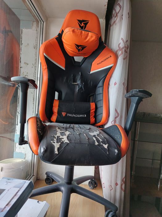 Продам игровое кресло б у