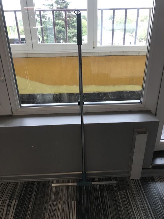 Метла с разтегателна силиконова шпатула и уред за почистване на стъкла