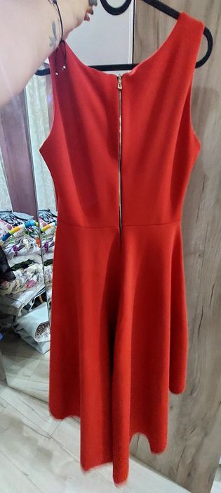 Червена рокля.  Отпред е къса,  а отзад 7/8