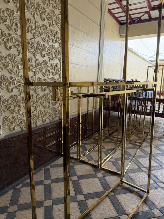Продаем стоячие витрины золотистого цвета для магазинов одежды