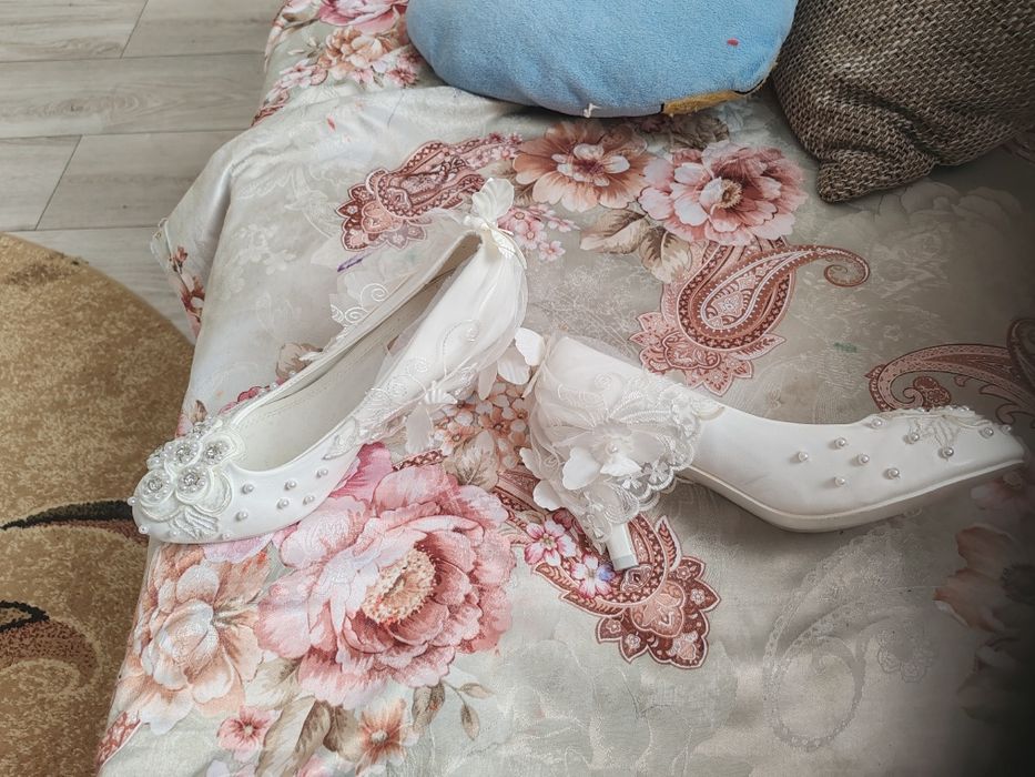 Pantofi mireasa marime39 nu trimet prin curier predare personala