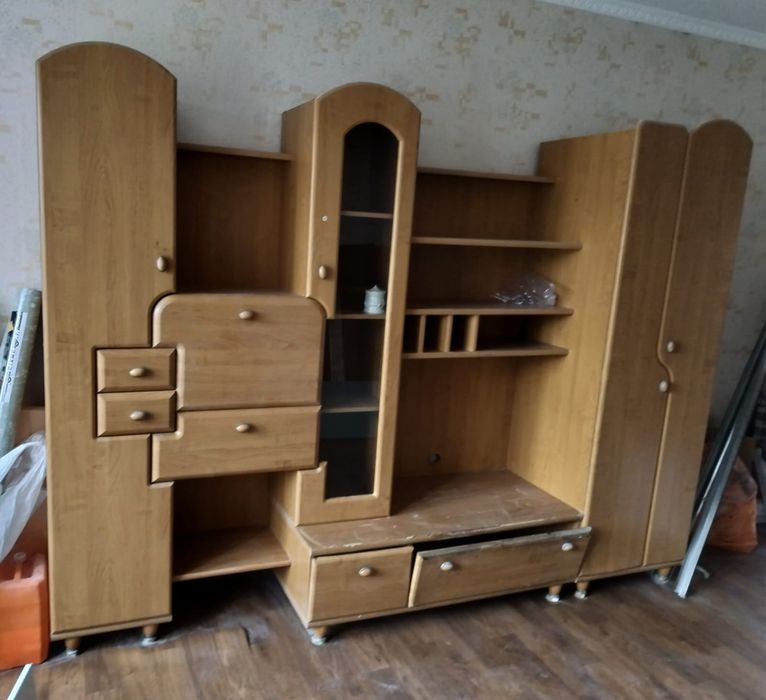 Отдам бесплатно стенка горка гостиная.