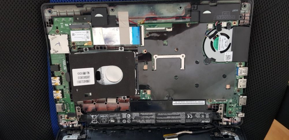 Dezmembrezi laptop Asus model X200M!