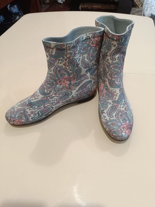 Резиновые полусапожки.