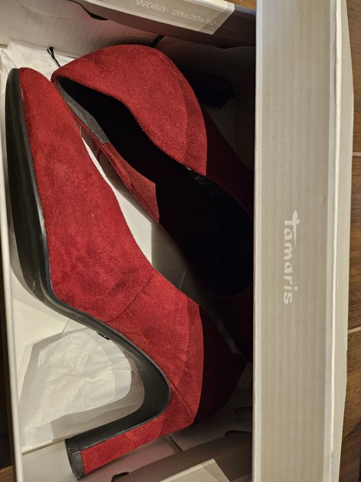 Високи червени токчета