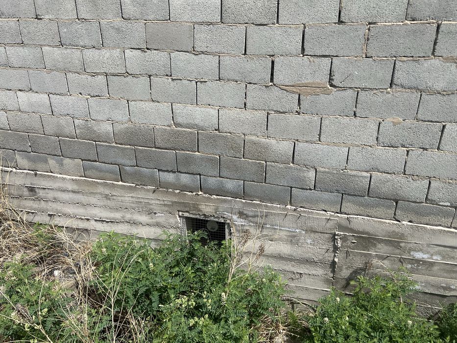 Продам участок  с не достроенным домом