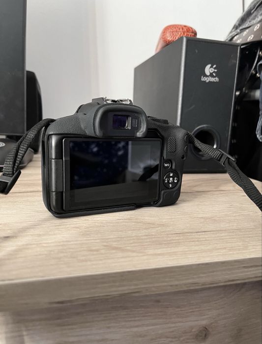 Vând Canon R50 cu obiectiv 18-150mm si obiectiv 50mm