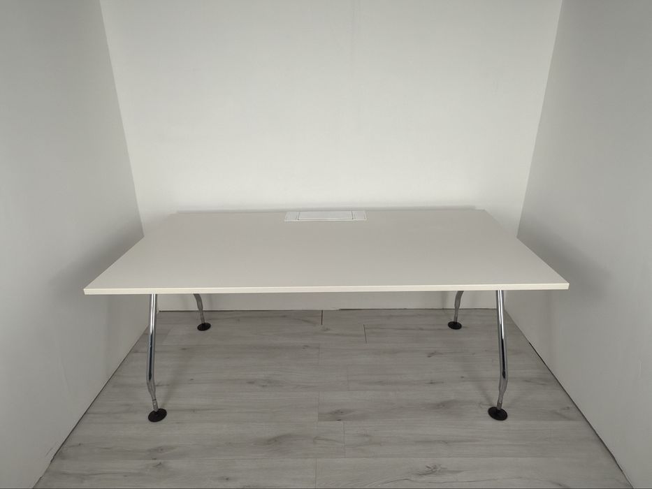 Бюро от марката  на Vitra Ad Hoc Design обзавеждане