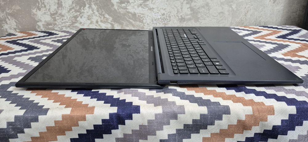 Asus Vivobook X1704Z