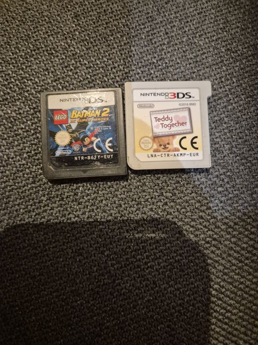 Nintendo 2 ds cu husă încarcator și două jocuri