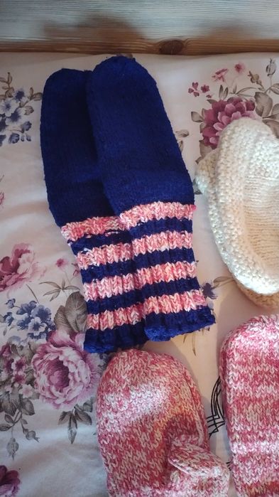 Ръчно плетени чорапи и терлици за деца