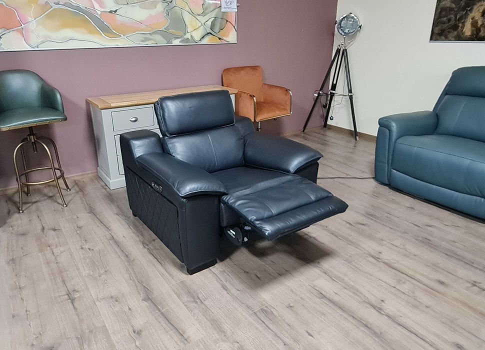 Черен кожен фотьойл с електрически релаксиращ механизъм