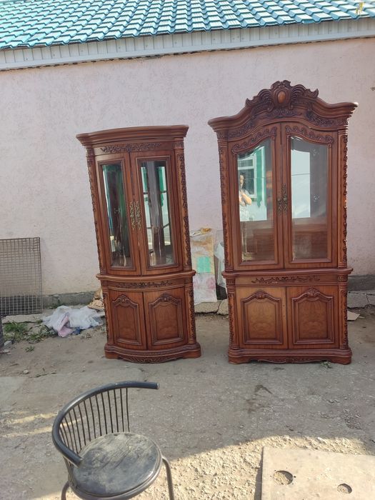 Продам комод и два серванта витрины