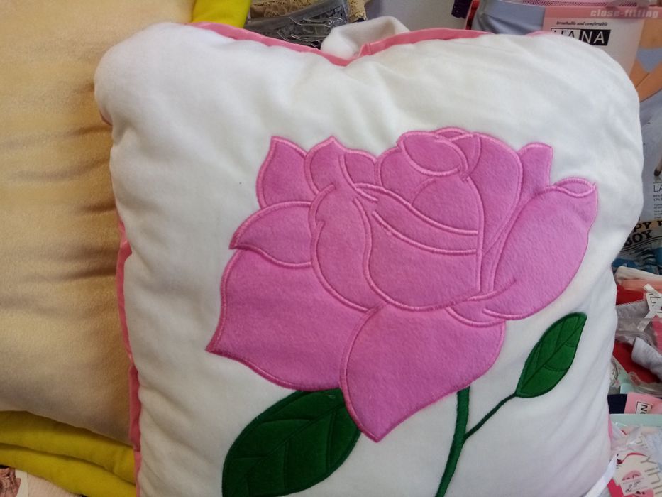 Плюшени играчки и възглавници