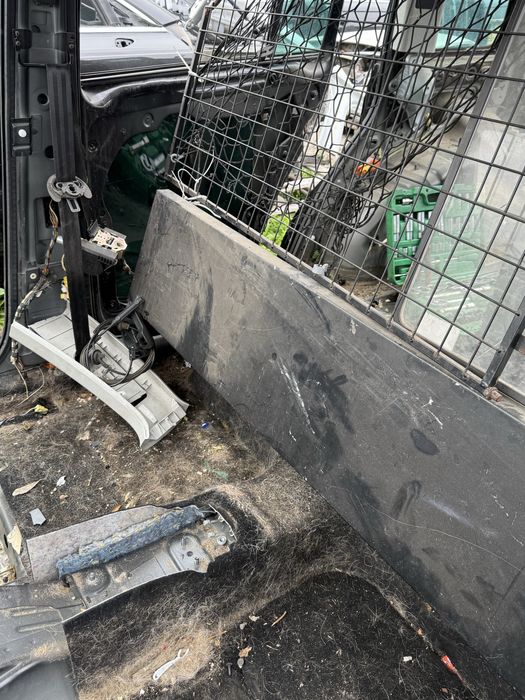 Товарна преграда за Vw Touran 1 метал със стъкло и решетка N1 вариянт