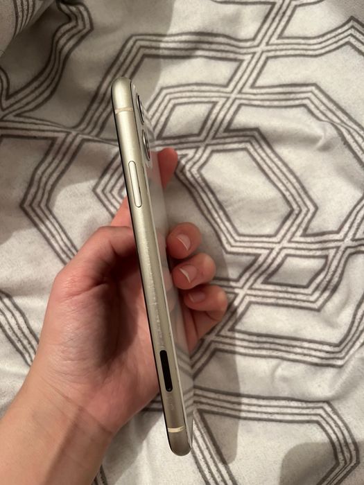 Продам айфон 11 на 64 гб