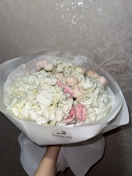 Букет с гортензиями и пионовидными розами