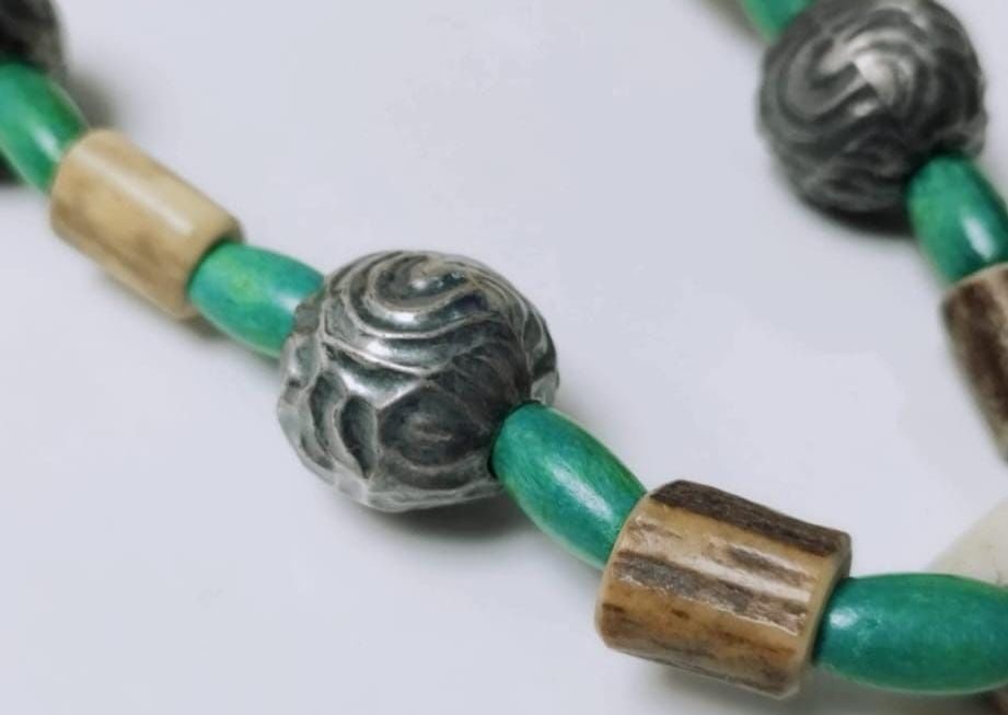 Colier etnic, elemente placate cu argint