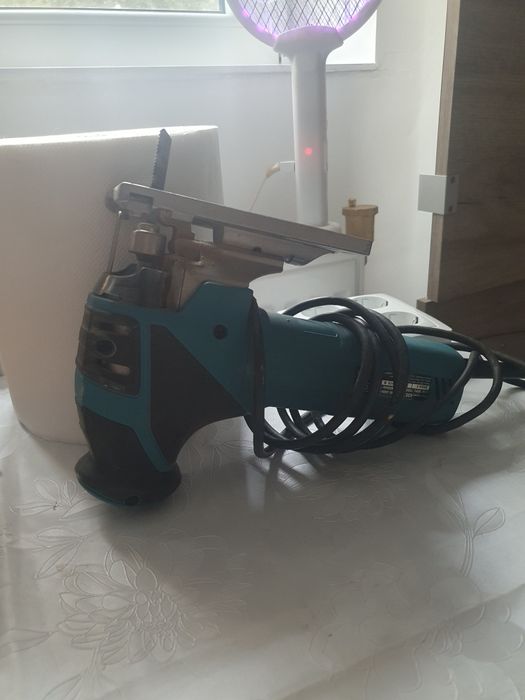 Ferăstrău pendular Makita