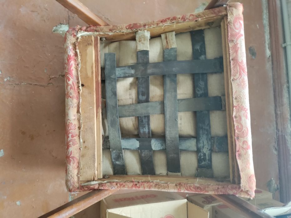 Стулья и скамеечки