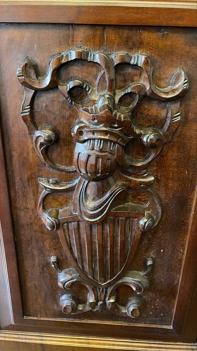 Mobila clasica din lemn masiv