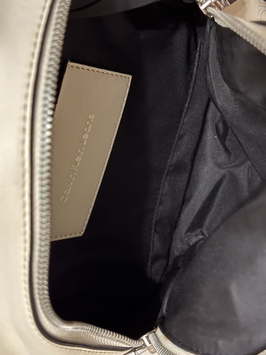 Rucsac Calvin Klein Jeans mini crem/alb – stare foarte bună