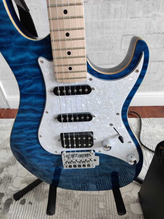 Электрогитара, подставка под гитару, ремень