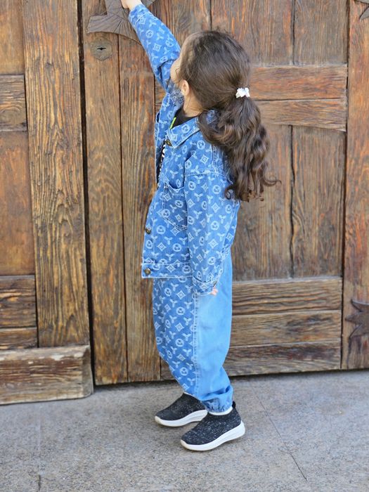 Продам джинсовый костюм