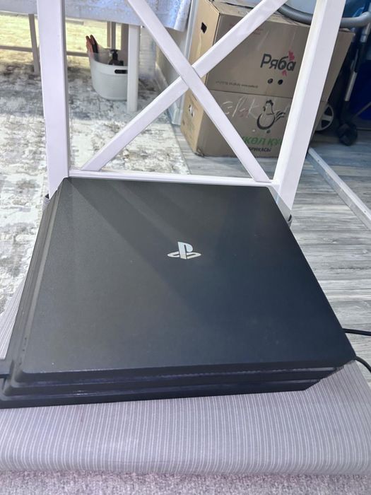 PS4 Pro 1ТБ + 8 игр на дисках (комплект)